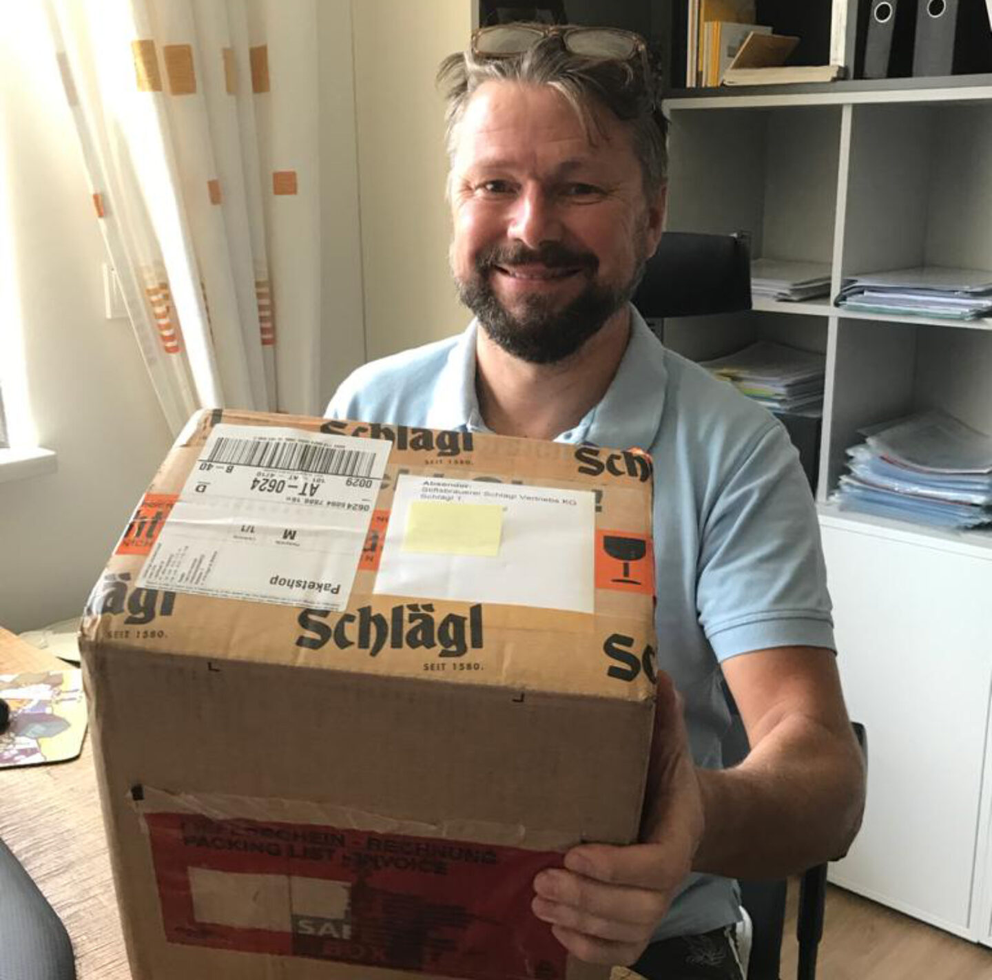 Empfänger zeigt glücklich, dass sein Bierabo-Paket angekommen ist.
