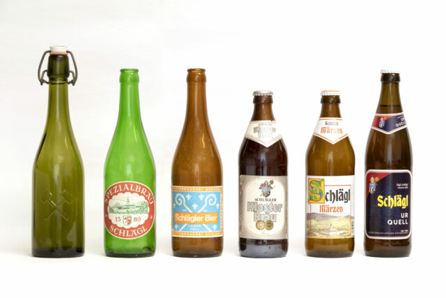Das Bild zeigt eine Zusammenstellung der Flaschen der Stiftsbrauerei seit 1923