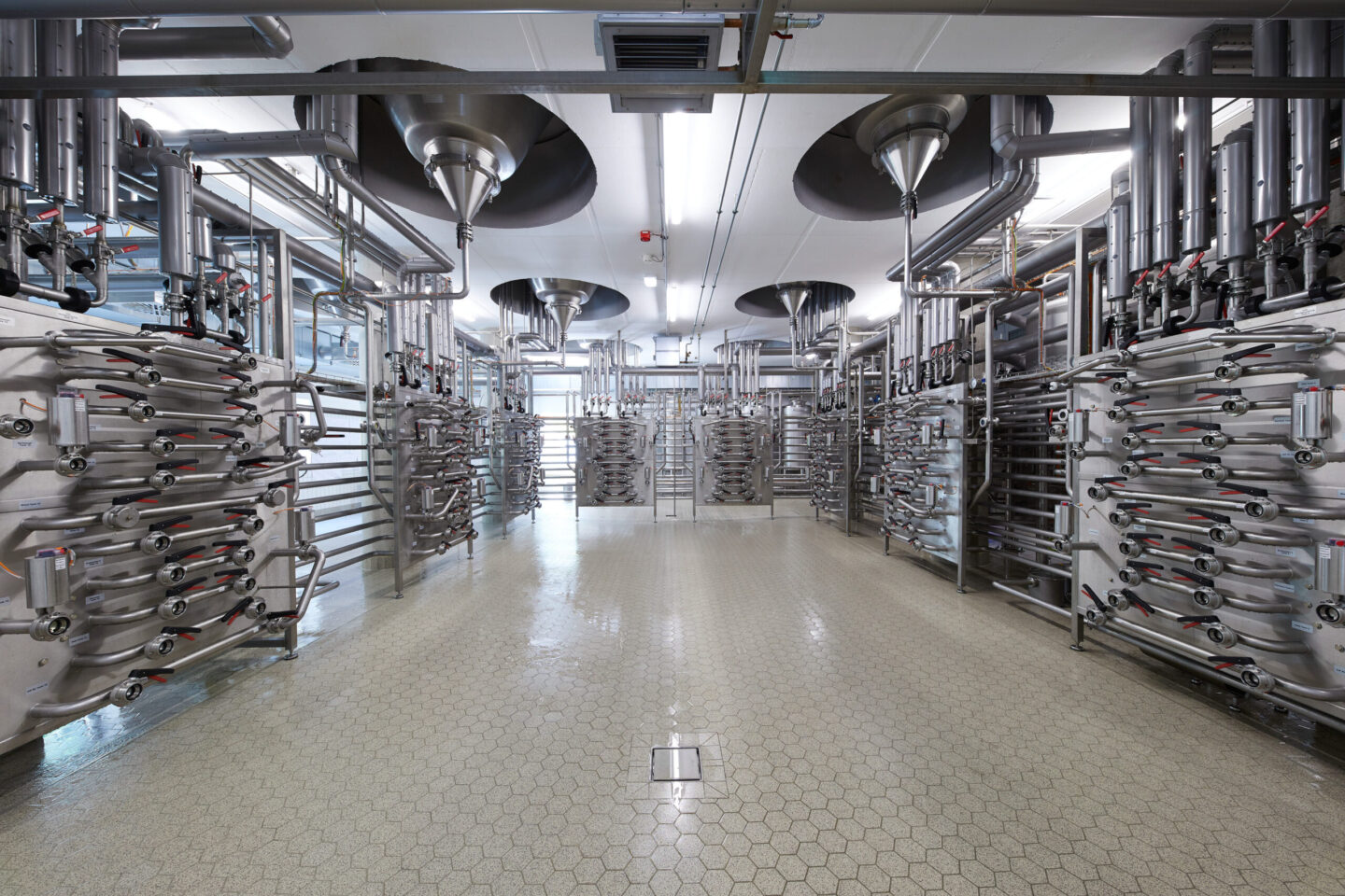 Neuer Gär- und Lagerkeller mit Filtration und hochmoderner Steuerung.