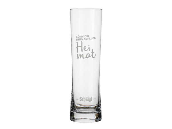 modern, gerade, stilvoll und schlank ist die Bierstange. „Gönn dir einen Schluck Heimat“ ziert die Aufschrift auf dem Glas.