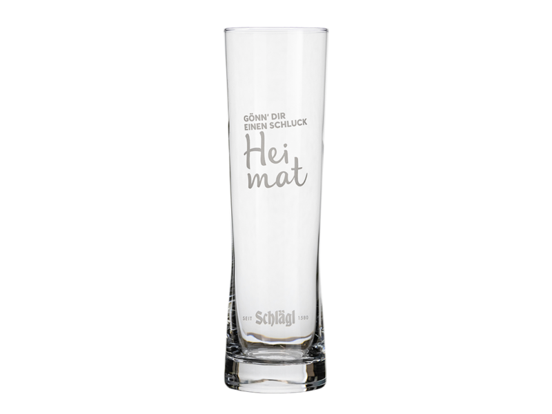 modern, gerade, stilvoll und schlank ist die Bierstange. „Gönn dir einen Schluck Heimat“ ziert die Aufschrift auf dem Glas.